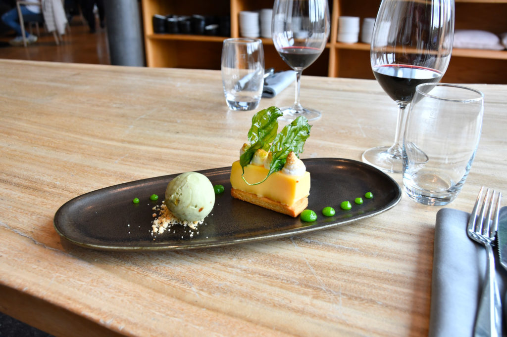 Dessert composé d'une glace à la pistache et d'une tarte au citron meringuée.