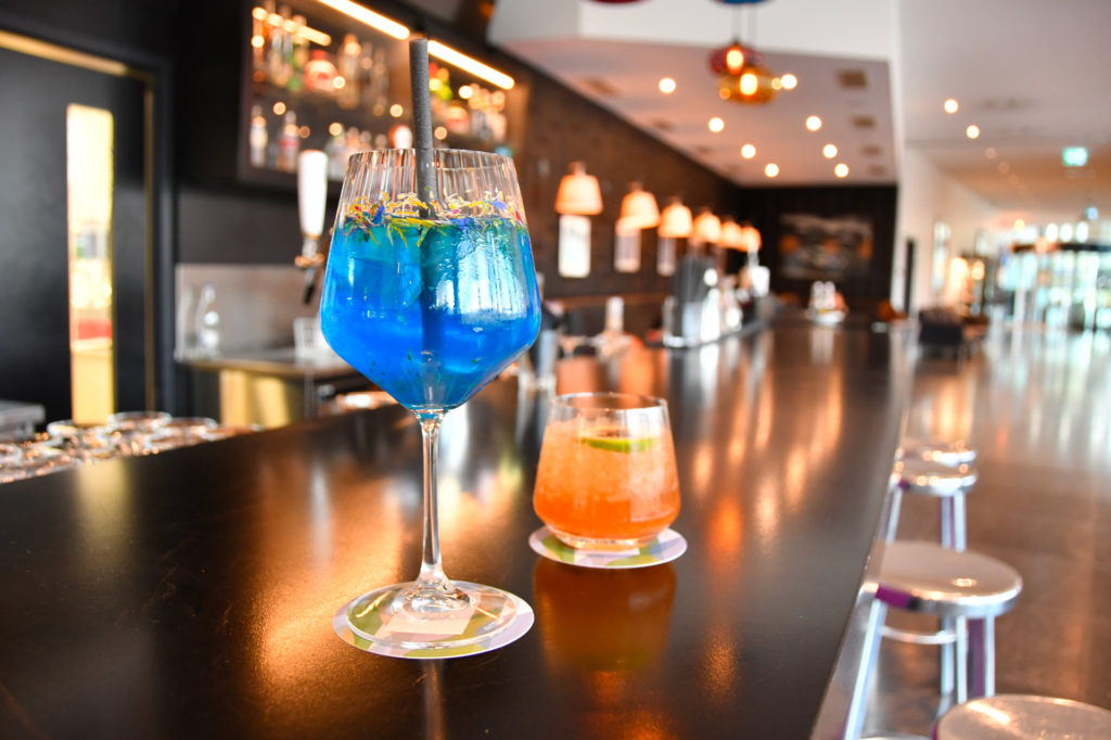 Deux cocktails posés sur le bar de l'hôtel.