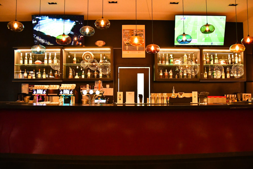 Le bar Tribute, un bar rempli de nombreuses bouteilles différentes pour tous les goûts. Il y a deux télévisions pour suivre les actualités ou un match de sport en direct.