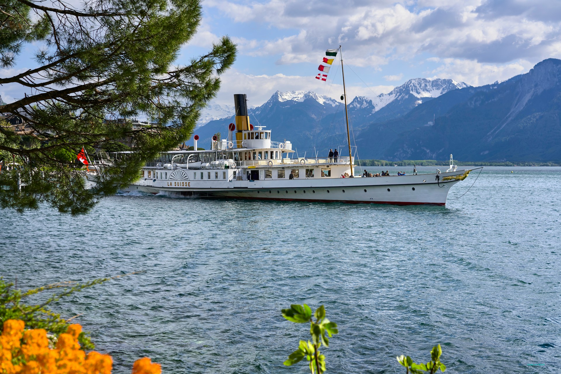 A boat is sailing on Geneva Lake.
