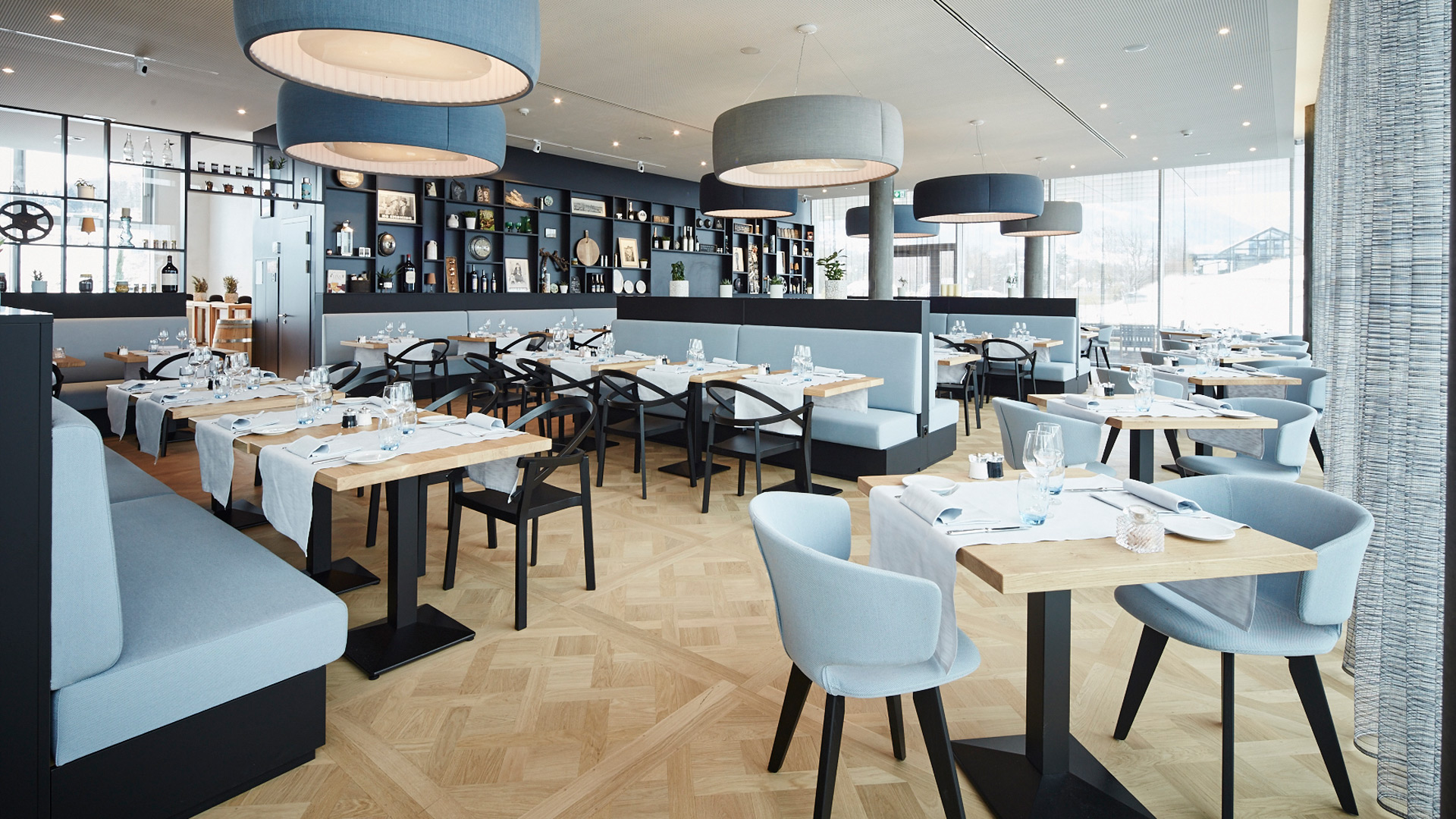 Presentation of the ModernTimes Hotel restaurant. A welcoming and bright space with tables and banquettes. There is plenty of seating.